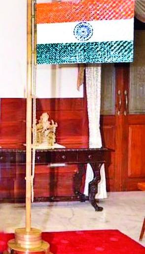 Tribal women created tri-color in PMO | आदिवासी महिलांनी तयार केलेला तिरंगा पंतप्रधान कार्यालयात Tribal women created tri-color in PMO | आदिवासी महिलांनी तयार केलेला तिरंगा पंतप्रधान कार्यालयात