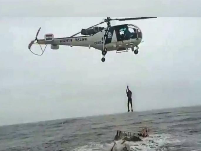 Gujarat's boat sank in Ratnagiri sea; Two sailors dead, one missing | रत्नागिरीच्या समुद्रात गुजरातची बोट बुडाली; दोन खलाशांचा मृत्यू, एक बेपत्ता Gujarat's boat sank in Ratnagiri sea; Two sailors dead, one missing | रत्नागिरीच्या समुद्रात गुजरातची बोट बुडाली; दोन खलाशांचा मृत्यू, एक बेपत्ता