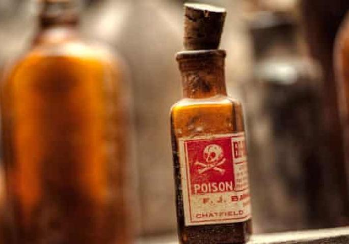 One got fed up with the police and administered poison | पोलिसांच्या त्रासाला कंटाळून एकाने केले विष प्राशन One got fed up with the police and administered poison | पोलिसांच्या त्रासाला कंटाळून एकाने केले विष प्राशन