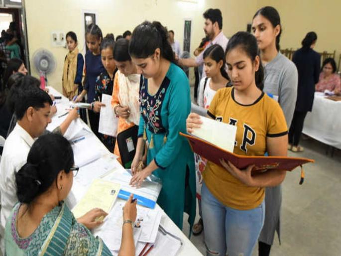 Pay at least 3 lakhs Aggressiveness of agents shocking picture of engineering admissions in pune | कमीत कमी ३ लाख द्या; पुण्यात एजंटांचा सुळसुळाट, अभियांत्रिकीच्या ॲडमिशनचे विदारक चित्र Pay at least 3 lakhs Aggressiveness of agents shocking picture of engineering admissions in pune | कमीत कमी ३ लाख द्या; पुण्यात एजंटांचा सुळसुळाट, अभियांत्रिकीच्या ॲडमिशनचे विदारक चित्र