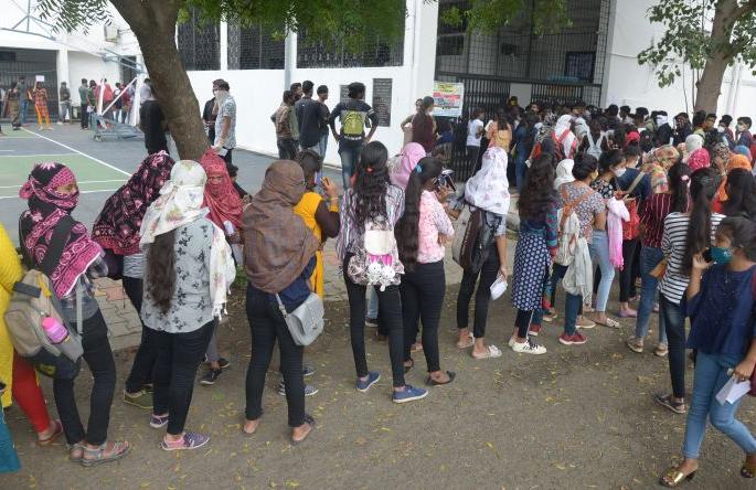 In Nagpur, games are being played with the lives of students in colleges | नागपुरात महाविद्यालयांत विद्यार्थ्यांच्या जीवाशी होतोय खेळ In Nagpur, games are being played with the lives of students in colleges | नागपुरात महाविद्यालयांत विद्यार्थ्यांच्या जीवाशी होतोय खेळ