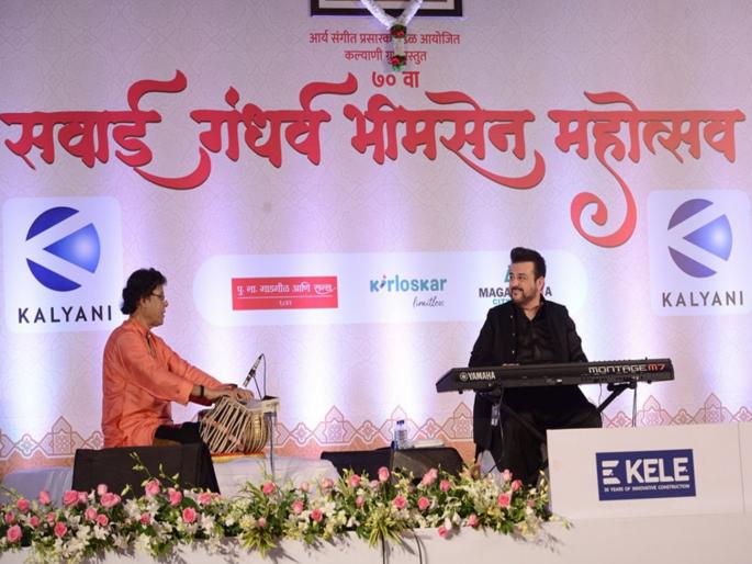 Adnan Sami's piano sounds were heard for the first time on the stage of 'Sawai' | Adnan Sami: ‘सवाई’च्या स्वरमंचावर प्रथमच निनादले अदनान सामींच्या पियानोचे स्वर Adnan Sami's piano sounds were heard for the first time on the stage of 'Sawai' | Adnan Sami: ‘सवाई’च्या स्वरमंचावर प्रथमच निनादले अदनान सामींच्या पियानोचे स्वर