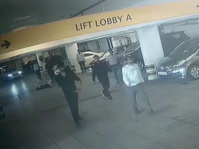 over drunk of the party...Young woman beaten up by drunk businessmen in mumbai | पार्टीची झिंग...दारूच्या नशेत व्यावसायिकांकडून तरुणीला मारहाण  over drunk of the party...Young woman beaten up by drunk businessmen in mumbai | पार्टीची झिंग...दारूच्या नशेत व्यावसायिकांकडून तरुणीला मारहाण