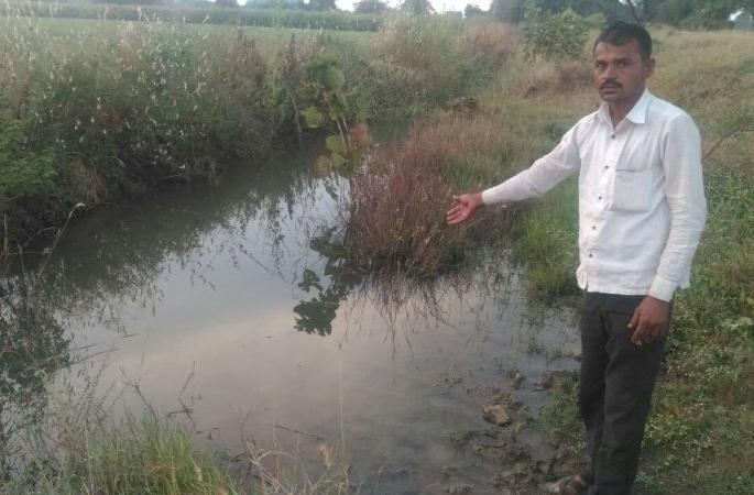 Water scarcity wastage of water due to scarcity! | टंचाईच्या काळात आडोळ प्रकल्पातील पाण्याचा अपव्यय! Water scarcity wastage of water due to scarcity! | टंचाईच्या काळात आडोळ प्रकल्पातील पाण्याचा अपव्यय!