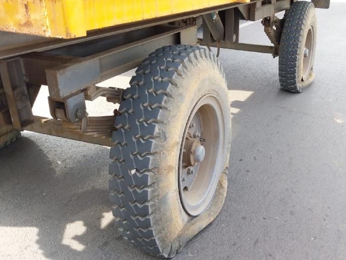Agitation of Akunsha organization for For sugarcane rate, burst tires of tractor trolley on Shirol Nrisimhwadi road kolhapur | Kolhapur: ऊसदरासाठी अकुंश संघटनेचे आंदोलन, शिरोळ-नृसिंहवाडी मार्गावर ट्रॅक्टर-ट्रॉलीच्या फोडल्या टायर Agitation of Akunsha organization for For sugarcane rate, burst tires of tractor trolley on Shirol Nrisimhwadi road kolhapur | Kolhapur: ऊसदरासाठी अकुंश संघटनेचे आंदोलन, शिरोळ-नृसिंहवाडी मार्गावर ट्रॅक्टर-ट्रॉलीच्या फोडल्या टायर