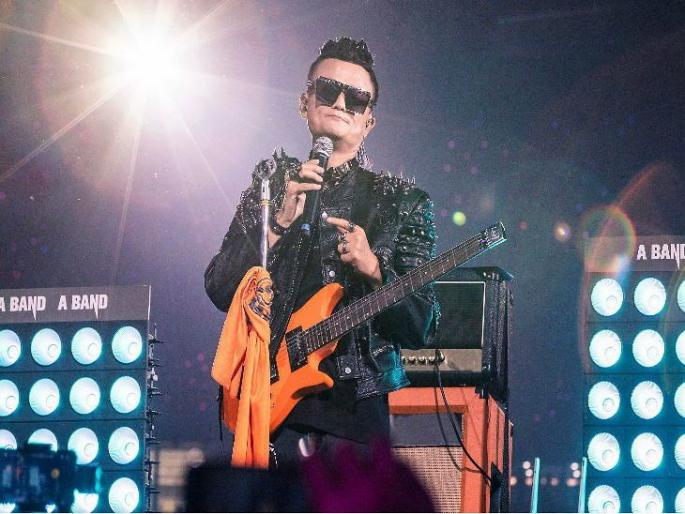 Alibaba's Jack Ma Tears flowed in sand off ceremony; sung in rock star suite | जॅक मा यांचा अलीबाबाला 'रॉकस्टार' निरोप; डोळ्यांतून अश्रू ओघळले Alibaba's Jack Ma Tears flowed in sand off ceremony; sung in rock star suite | जॅक मा यांचा अलीबाबाला 'रॉकस्टार' निरोप; डोळ्यांतून अश्रू ओघळले