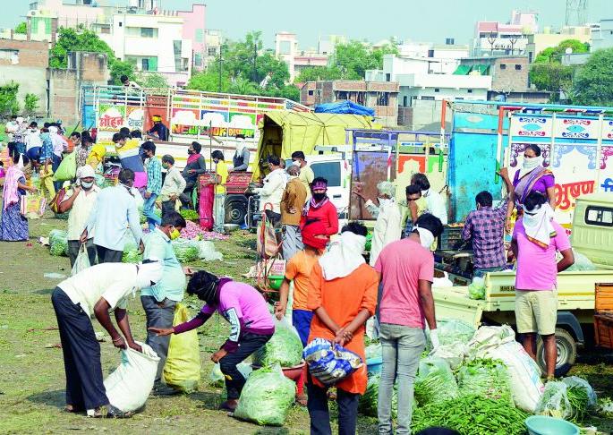 39 Adtiye in Cotton market holdings allowed to trade in eight markets | कॉटन मार्केटमधील ३९ अडतियांना आठ बाजारात व्यवसायाची परवानगी 39 Adtiye in Cotton market holdings allowed to trade in eight markets | कॉटन मार्केटमधील ३९ अडतियांना आठ बाजारात व्यवसायाची परवानगी