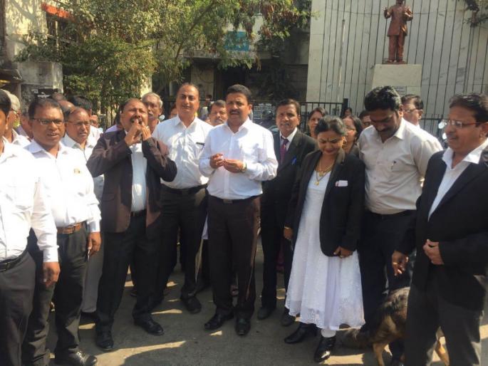Removes tableware pots; Advocates agitation in the Tehsil office of the Haveli | टेबलखुर्च्या टाकल्या काढून; बसण्यास मनाई केल्याने हवेली तहसील कार्यालयावर वकिलांचे आंदोलन Removes tableware pots; Advocates agitation in the Tehsil office of the Haveli | टेबलखुर्च्या टाकल्या काढून; बसण्यास मनाई केल्याने हवेली तहसील कार्यालयावर वकिलांचे आंदोलन