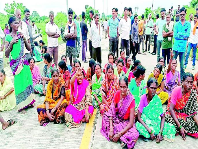 farmer was swept away in a stream flood; Villagers protest for two hours by taking his dead body on the road | नाल्याच्या पुरात शेतकरी वाहून गेला; मृतदेह घेऊन गावकऱ्यांचा रास्ता रोको