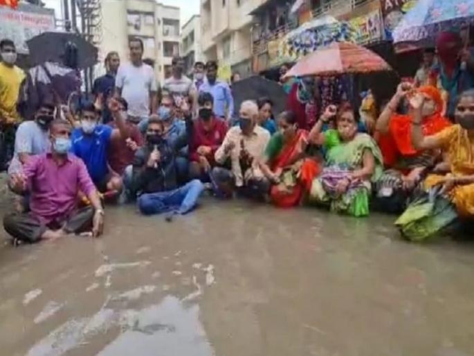 Citizens' agitation sitting in stagnant water due to negligence by the administration ... | रस्ते दुरुस्ती आणि नाले सफाईच्या मागणीसाठी साचलेल्या पाण्यात बसून नागरिकांचं आंदोलन Citizens' agitation sitting in stagnant water due to negligence by the administration ... | रस्ते दुरुस्ती आणि नाले सफाईच्या मागणीसाठी साचलेल्या पाण्यात बसून नागरिकांचं आंदोलन