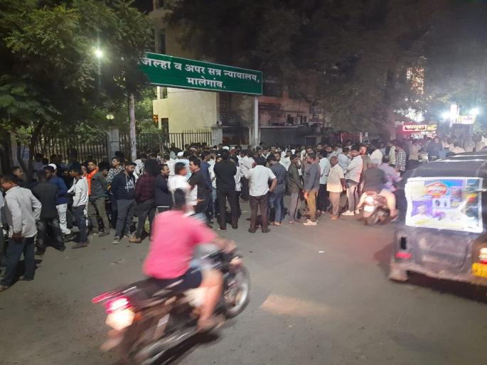 Activists on streets due to arrest of Malegav Advay Hire; Disruption of traffic, anger among citizens | मालेगावी अद्वय हिरेंच्या अटकेमुळे कार्यकर्ते रस्त्यावर; वाहतूक विस्कळीत, नागरिकांत संताप Activists on streets due to arrest of Malegav Advay Hire; Disruption of traffic, anger among citizens | मालेगावी अद्वय हिरेंच्या अटकेमुळे कार्यकर्ते रस्त्यावर; वाहतूक विस्कळीत, नागरिकांत संताप