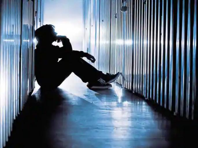 Suicide of constable in collector office | जिल्हाधिकारी कार्यालयातील शिपायाची आत्महत्या Suicide of constable in collector office | जिल्हाधिकारी कार्यालयातील शिपायाची आत्महत्या