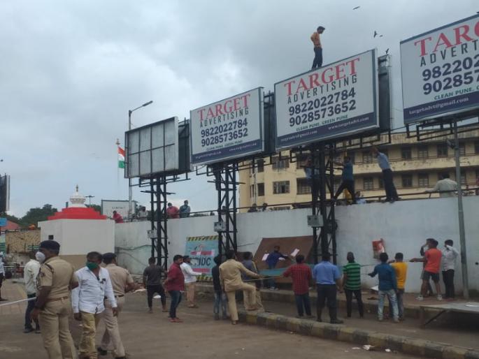 Young man jumps off 35 foot high billboards Incident near Pune railway station | जाहिरातीच्या ३५ फूट उंचीच्या होर्डिंगवरून तरुणानं मारली उडी; पुणे रेल्वे स्थानकाजवळील घटना Young man jumps off 35 foot high billboards Incident near Pune railway station | जाहिरातीच्या ३५ फूट उंचीच्या होर्डिंगवरून तरुणानं मारली उडी; पुणे रेल्वे स्थानकाजवळील घटना