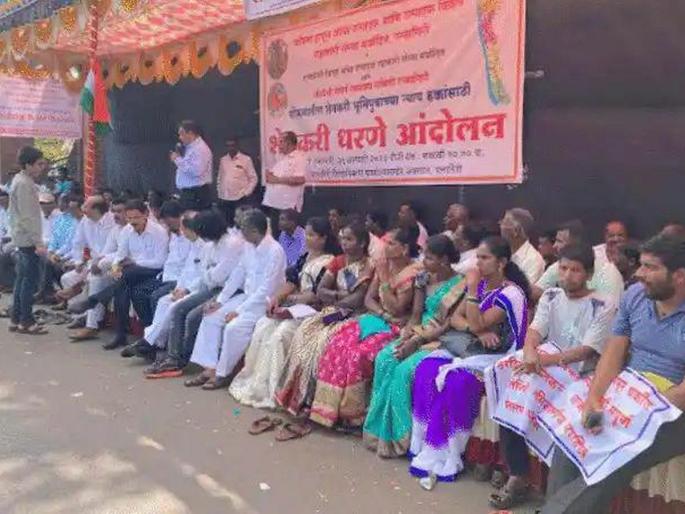 Farmers protest in front of collector office ratnagiri | जिल्हाधिकारी कार्यालयासमोर शेतकऱ्यांचे धरणे आंदोलन Farmers protest in front of collector office ratnagiri | जिल्हाधिकारी कार्यालयासमोर शेतकऱ्यांचे धरणे आंदोलन