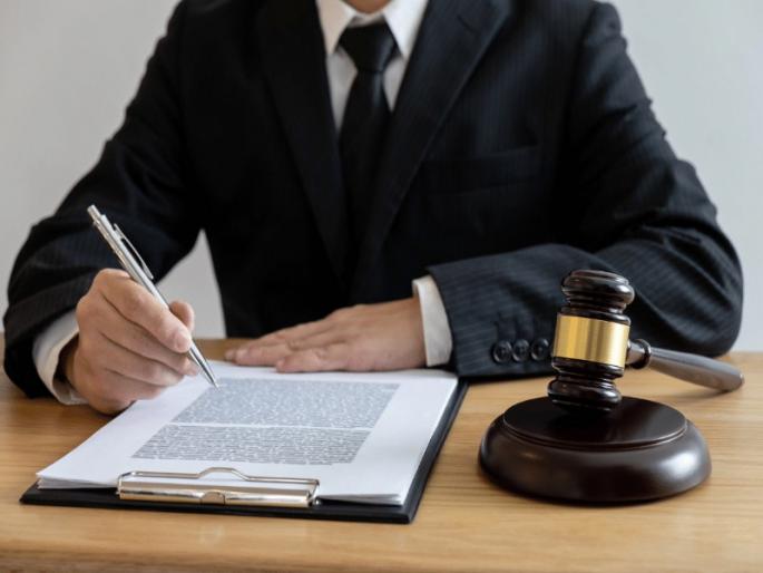 A lawyer who demanded a bribe of 20,000 to get bail is in the net | जामीन मिळवून देण्यासाठी २० हजारांची लाच मागणारा वकिल जाळ्यात A lawyer who demanded a bribe of 20,000 to get bail is in the net | जामीन मिळवून देण्यासाठी २० हजारांची लाच मागणारा वकिल जाळ्यात