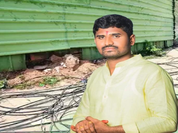 An electric wire broke on the road; a lawyer returning from a kirtan died of electrocution | घरासमोर तुटून पडलेल्या विद्युतवाहिनीस स्पर्श झाल्याने वकिलाचा मृत्यू, वडील बचावले