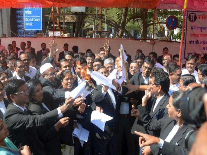 Nasik's lawyer goes down on the street: 'Court fee hike has to be canceled' | नाशिकचे वकील उतरले रस्त्यावर : ‘कोर्ट फी वाढ रद्द झालीच पाहिजे’ Nasik's lawyer goes down on the street: 'Court fee hike has to be canceled' | नाशिकचे वकील उतरले रस्त्यावर : ‘कोर्ट फी वाढ रद्द झालीच पाहिजे’