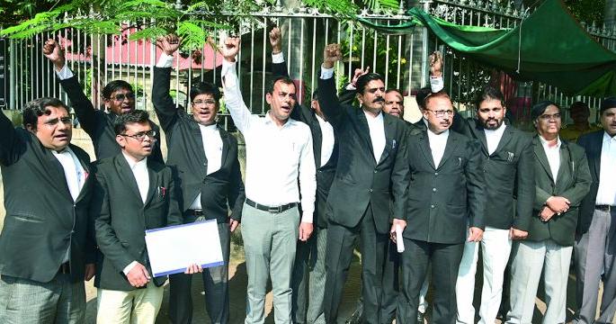 Take action on the perpetrators of the attack on lawyers | वकिलांवरील हल्ल्यातील दोषींवर कारवाई करा Take action on the perpetrators of the attack on lawyers | वकिलांवरील हल्ल्यातील दोषींवर कारवाई करा