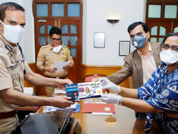 Coronavirus: Distribution of pills to boost police immunity during coronavirus crisis | Coronavirus: कोरोना संकटकाळात पोलिसांची रोगप्रतिकार शक्ती वाढवण्यासाठी गोळ्यांचे वाटप Coronavirus: Distribution of pills to boost police immunity during coronavirus crisis | Coronavirus: कोरोना संकटकाळात पोलिसांची रोगप्रतिकार शक्ती वाढवण्यासाठी गोळ्यांचे वाटप