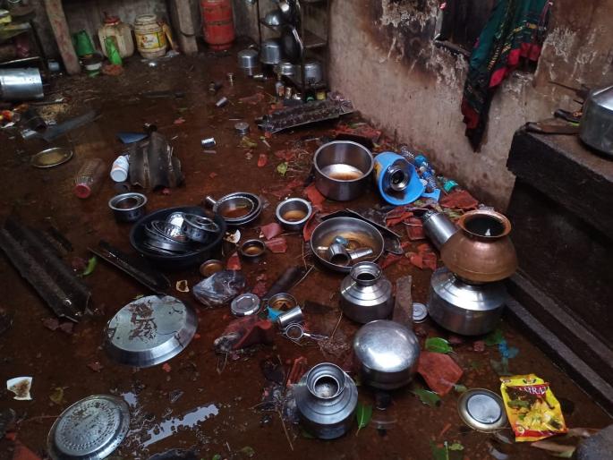 Damage to many houses due to rains accompanied by hail | गारपीटीसह झालेल्या पावसात अनेक घरांचे नुकसान Damage to many houses due to rains accompanied by hail | गारपीटीसह झालेल्या पावसात अनेक घरांचे नुकसान