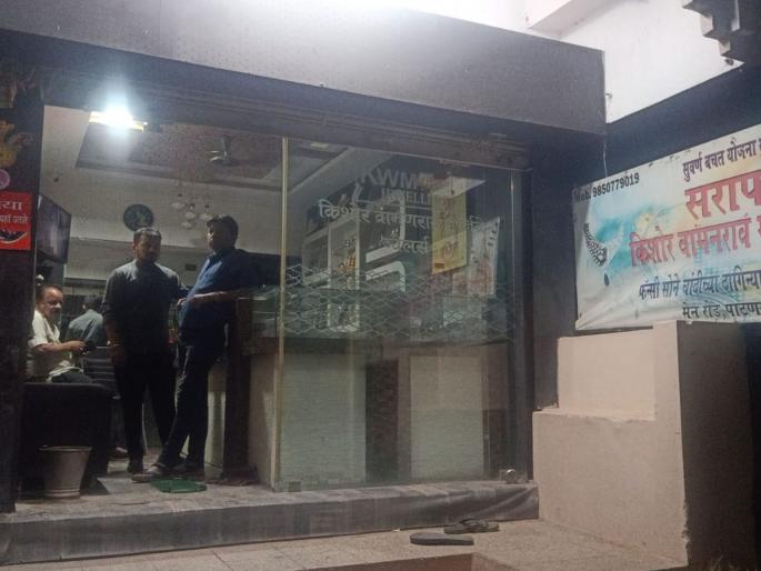 The thrill of Patnasawang; Robbers fired indiscriminately, looted bullion, ran away with Rs 30 lakh | पाटणसावंगीत थरार; दरोडेखोरांचा बेछुट गोळीबार, सराफाला लुटले, ३० लाख रुपयांचा ऐवज पळविला The thrill of Patnasawang; Robbers fired indiscriminately, looted bullion, ran away with Rs 30 lakh | पाटणसावंगीत थरार; दरोडेखोरांचा बेछुट गोळीबार, सराफाला लुटले, ३० लाख रुपयांचा ऐवज पळविला