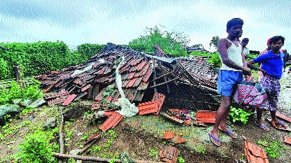 A week of darkness in the tribal areas | आदिवासीपाड्यांमध्ये आठवडाभर अंधार A week of darkness in the tribal areas | आदिवासीपाड्यांमध्ये आठवडाभर अंधार