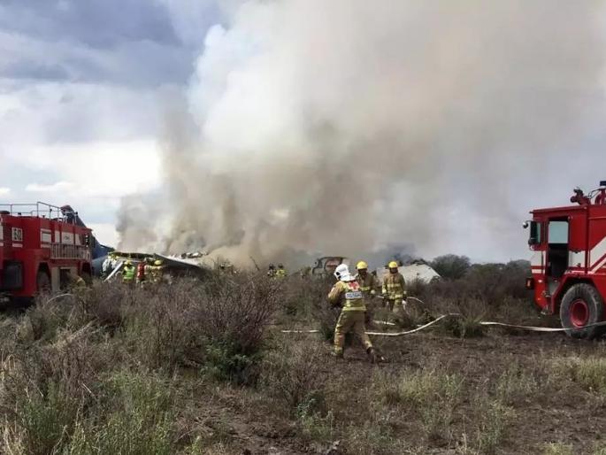 Aeromexico flight with 101 people on board crashes in Durango | Aeromexico plane crash : एरोमॅक्सिको विमानाचा अपघात, प्रवासी सुखरुप Aeromexico flight with 101 people on board crashes in Durango | Aeromexico plane crash : एरोमॅक्सिको विमानाचा अपघात, प्रवासी सुखरुप