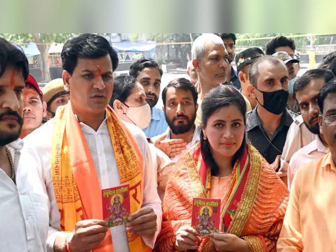 Amravati MP Navneet rana who slams uddhav thackeray on the issue of Hanuman chalisa husband ravi rana may become minister in the eknath shinde government | नवनीत राणा यांना 'हनुमान चालिसे'चं फळ मिळणार? पती रवी राणा शिंदे सरकारमध्ये मंत्री होण्याची शक्यता