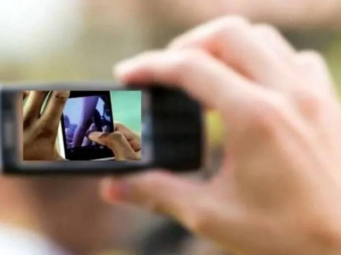 wife caught husband and wife together filed case | पतीला गर्लफ्रेंडसोबत पाहताच पत्नीनं काढला व्हिडीओ अन्... wife caught husband and wife together filed case | पतीला गर्लफ्रेंडसोबत पाहताच पत्नीनं काढला व्हिडीओ अन्...