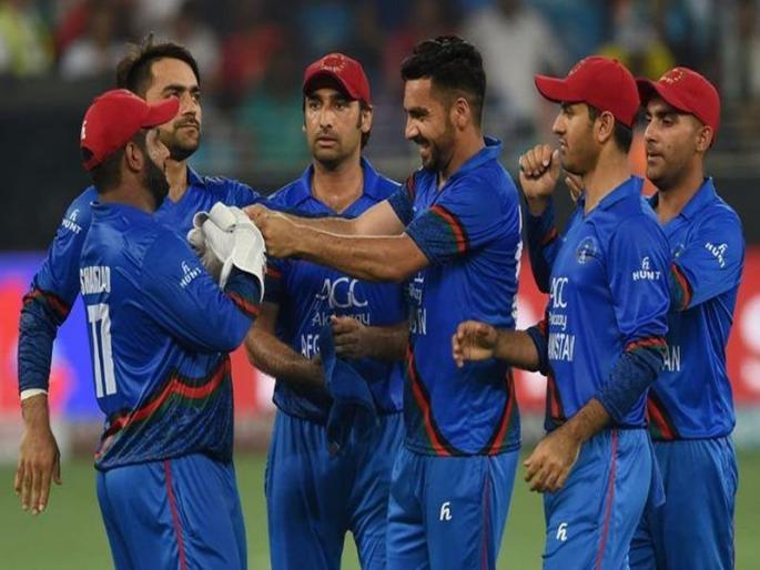 Asia Cup 2018: ... and stuffed strawberry cake on the field | Asia Cup 2018 : ... अन् त्याला मैदानात सर्वांसमोर भरवला स्ट्रॉबेरी केक