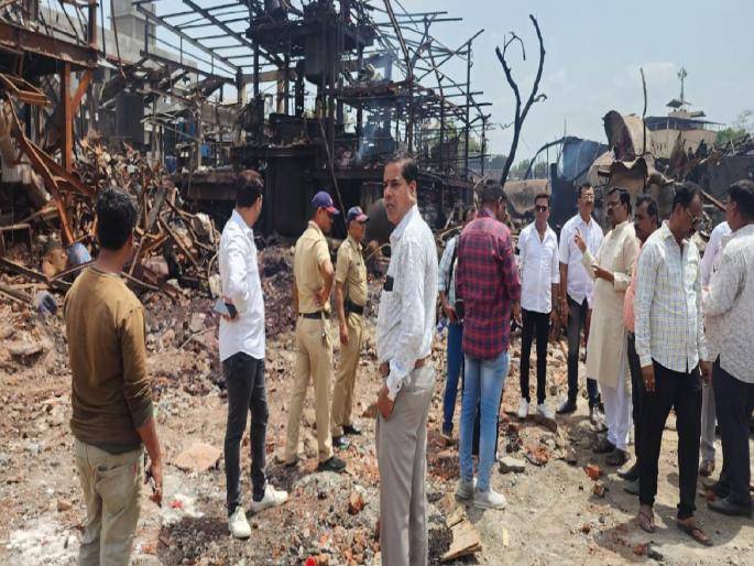 relocate chemical companies but don't allow buildings to be built statement given to senior police inspector manpada | अमुदान रिएक्टर स्फोट प्रकरणी वरीष्ठ पोलीस निरीक्षक मानपाडा यांना दिले निवेदन          relocate chemical companies but don't allow buildings to be built statement given to senior police inspector manpada | अमुदान रिएक्टर स्फोट प्रकरणी वरीष्ठ पोलीस निरीक्षक मानपाडा यांना दिले निवेदन