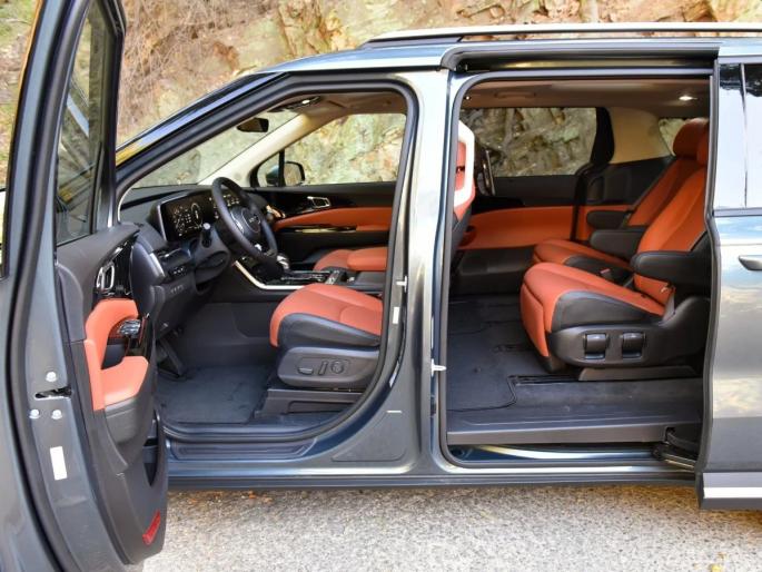 new kia carnival 11 seater car increased the tension of Innova Know the features and price | 5-7 सीटर सोडा, या 11-सीटर कारनं वाढवलं Innova चं टेन्शन; जाणून घ्या फीचर्स अन् किंमत new kia carnival 11 seater car increased the tension of Innova Know the features and price | 5-7 सीटर सोडा, या 11-सीटर कारनं वाढवलं Innova चं टेन्शन; जाणून घ्या फीचर्स अन् किंमत