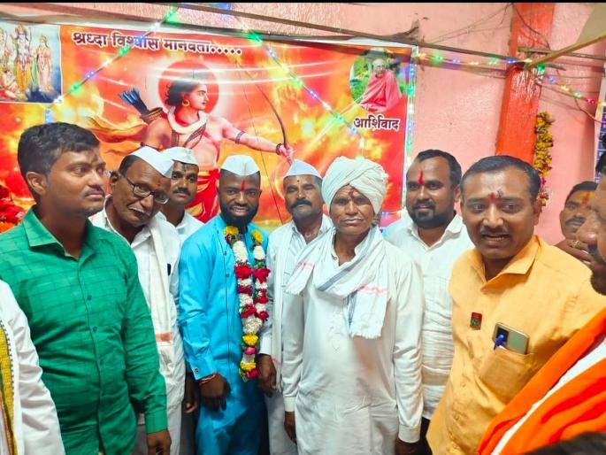 Solapur: Africa's gold businessman at Ghanegaon for darshan of Hanuman | Solapur: हनुमानाचे दर्शनासाठी आफ्रिकेचा गोल्ड बिझनेसमन घाणेगावात Solapur: Africa's gold businessman at Ghanegaon for darshan of Hanuman | Solapur: हनुमानाचे दर्शनासाठी आफ्रिकेचा गोल्ड बिझनेसमन घाणेगावात