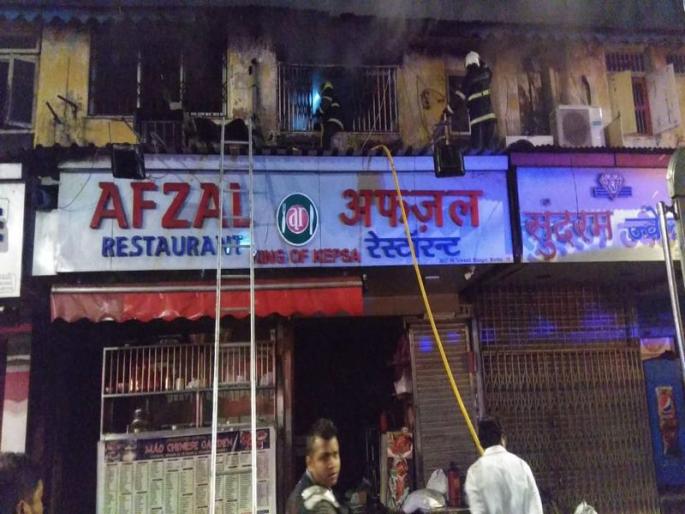 The firefighting hotel for Afzal, famous for the Biryani and the efforts of the jawans | किंग ऑफ केपसा म्हणून प्रसिद्ध असलेल्या 'हॉटेल अफजलला आग' The firefighting hotel for Afzal, famous for the Biryani and the efforts of the jawans | किंग ऑफ केपसा म्हणून प्रसिद्ध असलेल्या 'हॉटेल अफजलला आग'