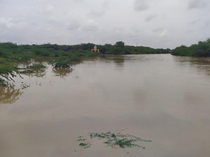 Rain in Solapur, streams and rivers were flooded; The water of Sina, Bhogavati river has increased | सोलापूरला पावसानं झोडपलं, ओढे-नाले भरले तुडुंब; सीना, भोगावती नदीचं पाणी वाढलं Rain in Solapur, streams and rivers were flooded; The water of Sina, Bhogavati river has increased | सोलापूरला पावसानं झोडपलं, ओढे-नाले भरले तुडुंब; सीना, भोगावती नदीचं पाणी वाढलं