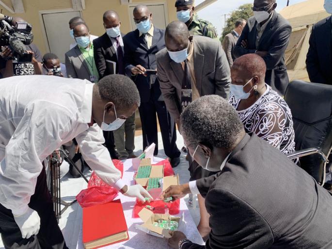 malawi burns nearly 20k expired astraZeneca corona vaccine shots | Corona Vaccine वर नागरिकांची शंका; ‘या’ देशाने जाळले तब्बल २० हजार डोस! malawi burns nearly 20k expired astraZeneca corona vaccine shots | Corona Vaccine वर नागरिकांची शंका; ‘या’ देशाने जाळले तब्बल २० हजार डोस!