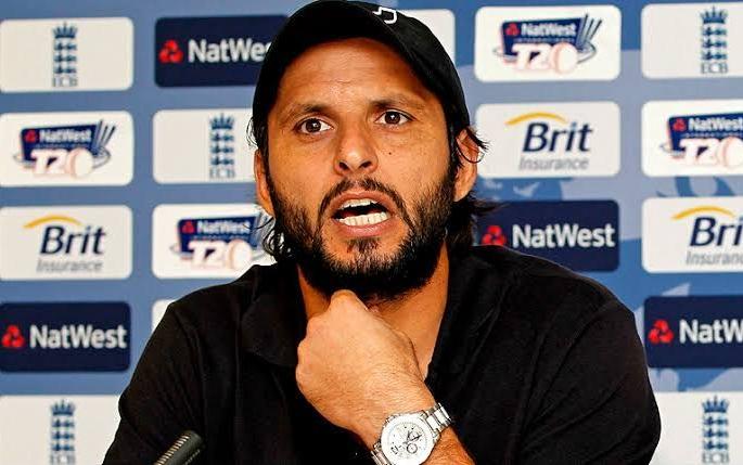 Shahid Afridi broke the TV after seeing his daughter perform an aarti ... | मुलीला आरती करताना पाहून शाहिद आफ्रिदीने चक्क टीव्हीच फोडला; हिंदू धर्माची उडवली थट्टा...
