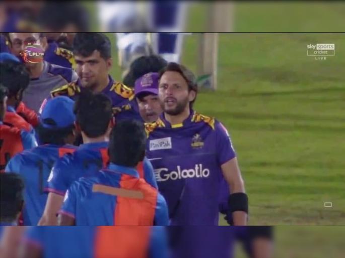 Shahid Afridi Engage In Fiery Exchange With Naveen-ul-Haq After He Allegedly Abuses Mohammad Amir, Video | Video : 'तू जन्मलाही नव्हतास तेव्हा मी आंतरराष्ट्रीय शतक झळकावलं!'; शाहिद आफ्रिदीनं २१ वर्षीय खेळाडूला झापलं 