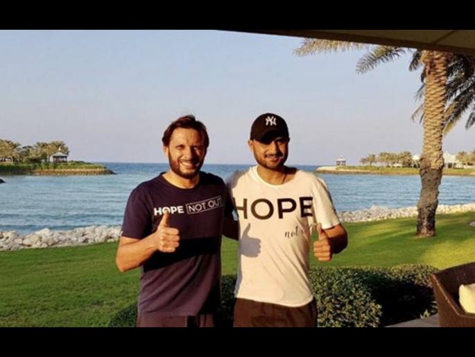 Shahid Afridi provides ration to 2000 families in Pakistan, Harbhajan Singh pays respect svg | हरभजन सिंगनं केलं शाहिद आफ्रिदीचं कौतुक; कारण जाणून तुम्हीही ठोकाल कडक सॅल्यूट