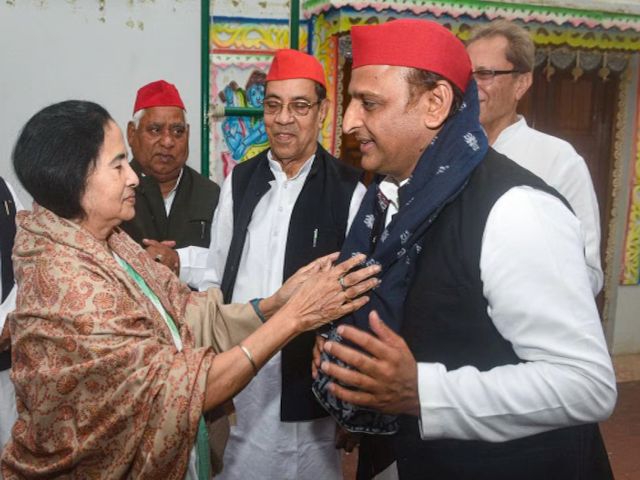 lok sabha election 2024 In Bengal, Akhilesh Yandava won before the Congress SP's entry into Mamata's fortress, TMC to appear in UP | बंगालमध्ये काँग्रेसआधी अखिलेश यांदवांनी मारली बाजी! ममतांच्या किल्ल्यात सपाची एंट्री, UP मध्ये दिसणार TMC lok sabha election 2024 In Bengal, Akhilesh Yandava won before the Congress SP's entry into Mamata's fortress, TMC to appear in UP | बंगालमध्ये काँग्रेसआधी अखिलेश यांदवांनी मारली बाजी! ममतांच्या किल्ल्यात सपाची एंट्री, UP मध्ये दिसणार TMC