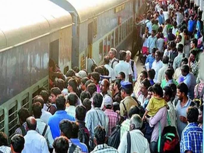 Even in case of death while boarding the train, eight lakhs were paid to the heirs | रेल्वेत चढताना मृत्यू झाल्यासही भरपाई, वारसांना दिले आठ लाख 