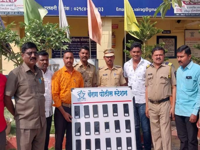 Vairag police seized mobile phones worth four lakhs | वैराग पोलिसांनी चार लाखाचे मोबाईल पकडले