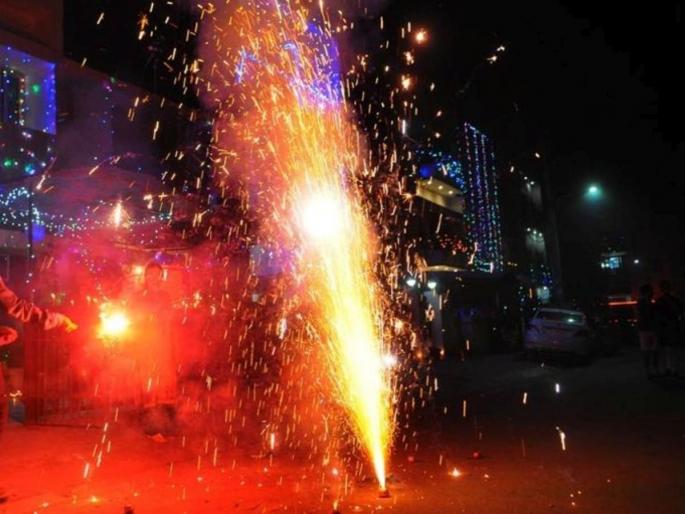 Some students who came to study in Jalgaon could not go home for Diwali | आधीच त्यांचे गाव लांब, मग काय विचारता! जळगावमध्ये शिकायला आलेले काही विद्यार्थ्यांना दिवाळीसाठी घरी जाताच आले नाही Some students who came to study in Jalgaon could not go home for Diwali | आधीच त्यांचे गाव लांब, मग काय विचारता! जळगावमध्ये शिकायला आलेले काही विद्यार्थ्यांना दिवाळीसाठी घरी जाताच आले नाही