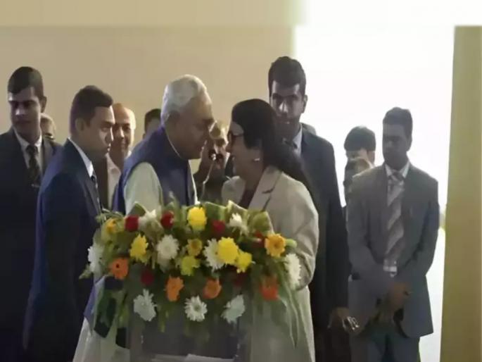After Bihar Chief Minister Nitish Kumar approached the female anchor on stage and congratulated her, BJP leader Sushil Kumar Modi criticized him | CM नितीश कुमारांची एक कृती अन् राजकारण तापलं; भाजपाचे गंभीर आरोप, नेमकं काय घडलं? After Bihar Chief Minister Nitish Kumar approached the female anchor on stage and congratulated her, BJP leader Sushil Kumar Modi criticized him | CM नितीश कुमारांची एक कृती अन् राजकारण तापलं; भाजपाचे गंभीर आरोप, नेमकं काय घडलं?