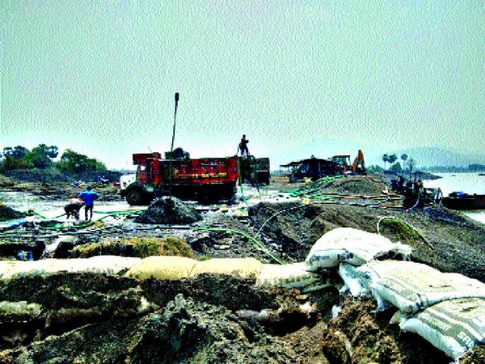 Revenue administration next to the cantonment of Ratimapiya | रेतीमाफियांच्या दगडफेकी पुढे महसूल प्रशासन हतबल Revenue administration next to the cantonment of Ratimapiya | रेतीमाफियांच्या दगडफेकी पुढे महसूल प्रशासन हतबल