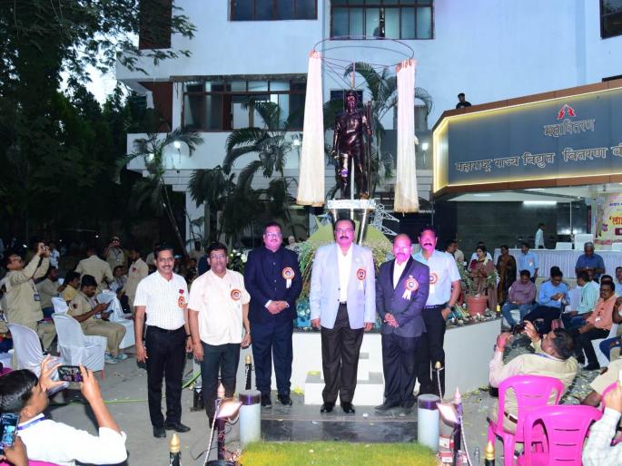 janamitra statue unveiled at tejashree building Kalyan on the occasion of mahavitran's lineman's day | महावितरणच्या लाईनमन दिनानिमित्त कल्याणच्या तेजश्री' इमारतीत जनमित्राच्या पुतळयाचे अनावरण janamitra statue unveiled at tejashree building Kalyan on the occasion of mahavitran's lineman's day | महावितरणच्या लाईनमन दिनानिमित्त कल्याणच्या तेजश्री' इमारतीत जनमित्राच्या पुतळयाचे अनावरण