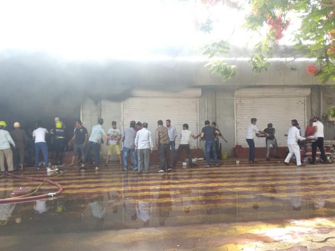 Great fire in MIDC Electric shop | एमआयडीसीतील इलेक्ट्रिकच्या गोदामाला भीषण आग Great fire in MIDC Electric shop | एमआयडीसीतील इलेक्ट्रिकच्या गोदामाला भीषण आग