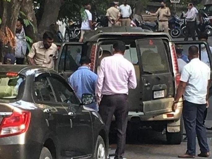 Scorpio theft parked outside Ambani's residence; Fraud under flyover revealed | अंबानींच्या निवासस्थानाबाहेर पार्क केलेली स्कॉर्पिओ चोरीची; उड्डाणपुलाखालून पळविल्याचे उघड Scorpio theft parked outside Ambani's residence; Fraud under flyover revealed | अंबानींच्या निवासस्थानाबाहेर पार्क केलेली स्कॉर्पिओ चोरीची; उड्डाणपुलाखालून पळविल्याचे उघड