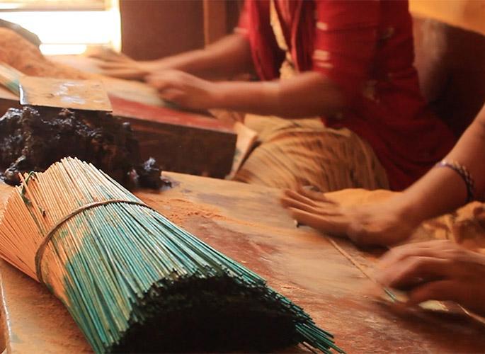 Now a self-sufficient mission for agarbatti production too! | आता अगरबत्ती उत्पादनासाठीही आत्मनिर्भर मिशन! Now a self-sufficient mission for agarbatti production too! | आता अगरबत्ती उत्पादनासाठीही आत्मनिर्भर मिशन!