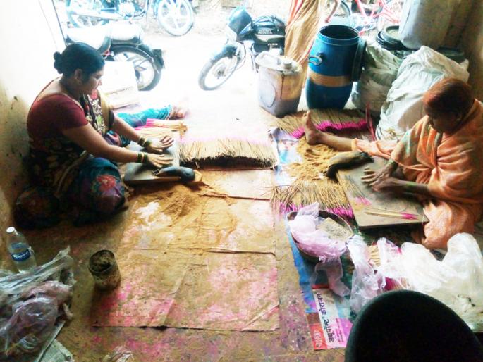 A five-generation aroma due to the incense stick in the pandal | पंढरीत अगरबत्तीमुळे दरवळतोय पाच पिढ्यांपासूनचा सुगंध